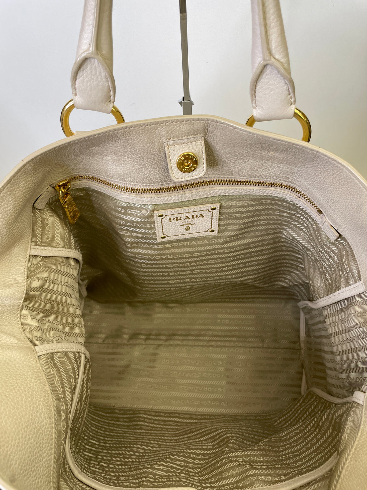 Prada - Shopper in Pelle Martellata Bianco Latte Con Manici Corti