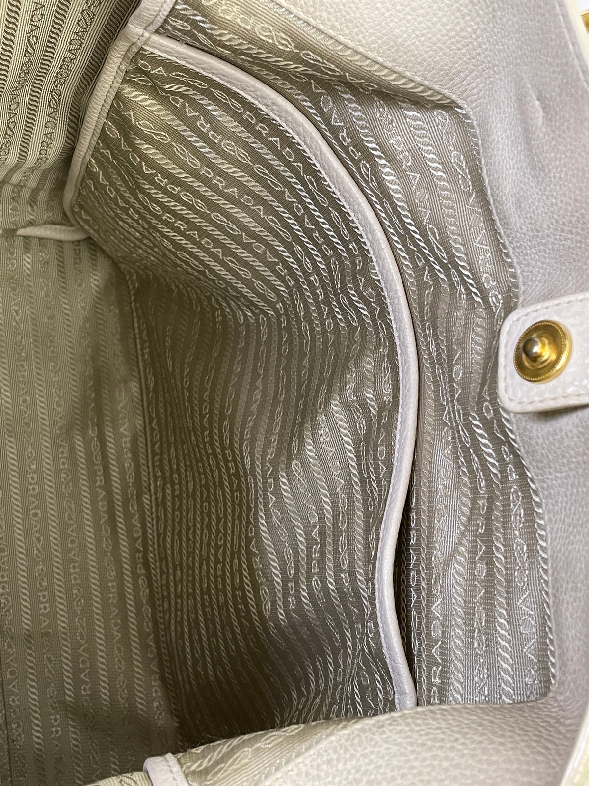 Prada - Shopper in Pelle Martellata Bianco Latte Con Manici Corti