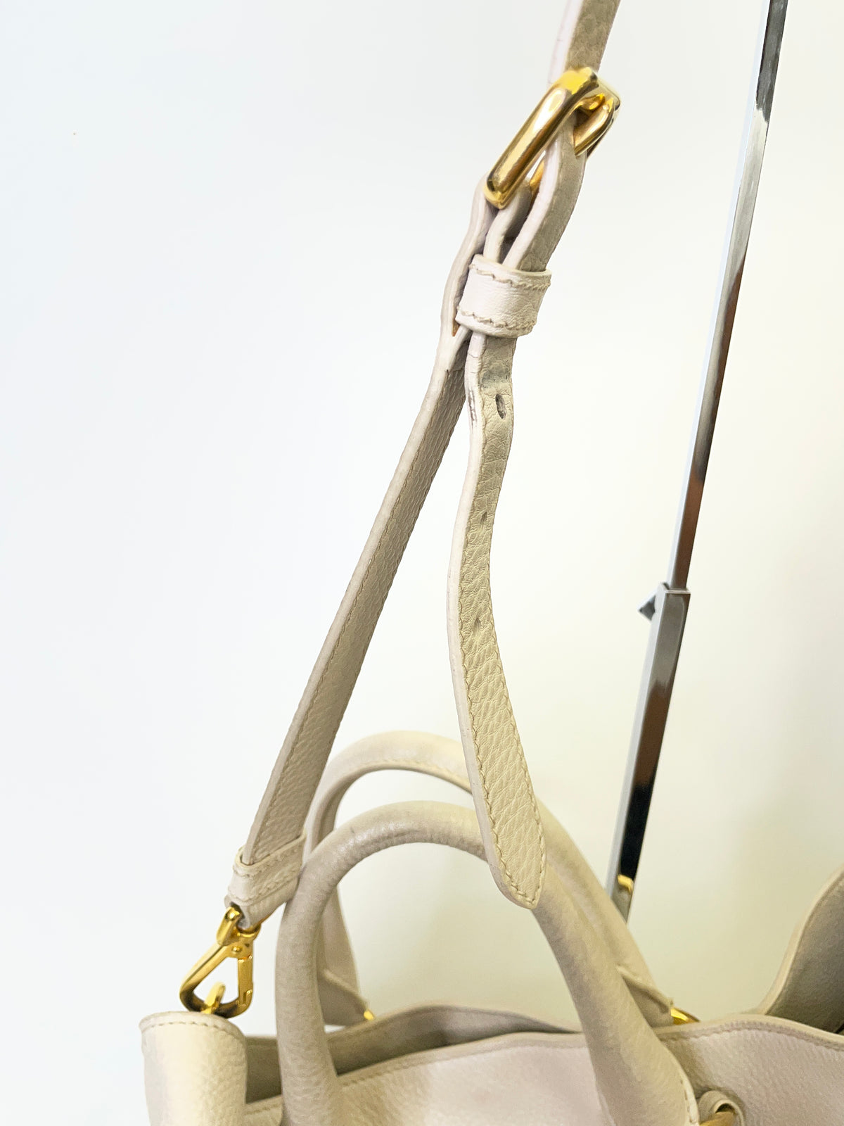Prada - Shopper in Pelle Martellata Bianco Latte Con Manici Corti