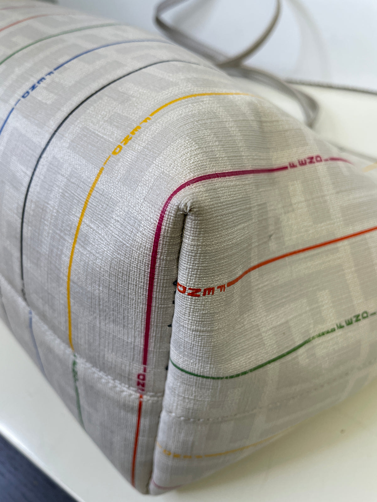 Fendi – Roll Tote FF Zucca Bianca con Righe Multicolore