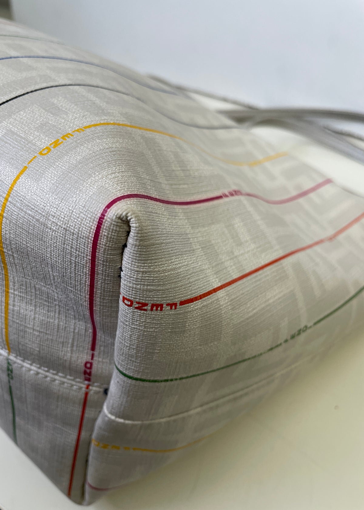 Fendi – Roll Tote FF Zucca Bianca con Righe Multicolore