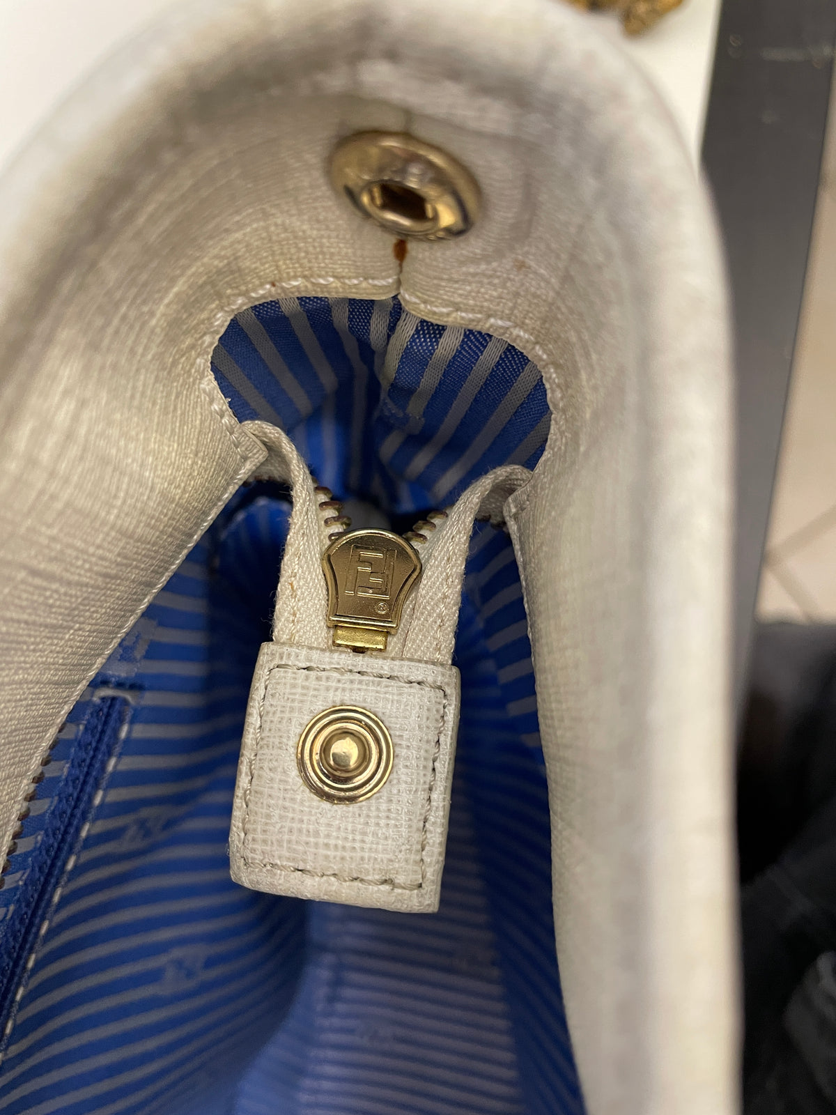 Fendi – Roll Tote FF Zucca Bianca con Righe Multicolore
