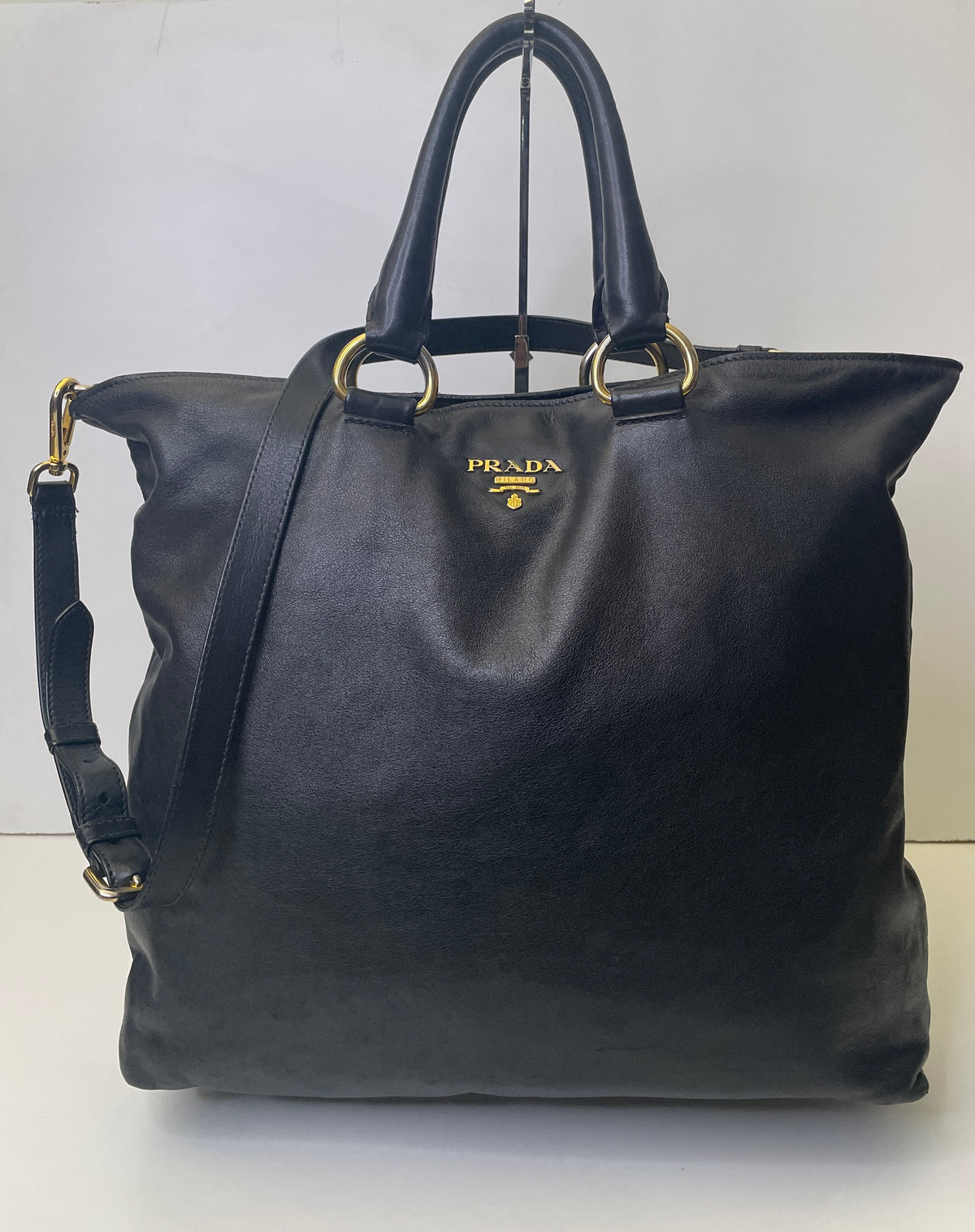 Prada - Shopper Grande in Pelle Nera Liscia con Tracolla e Interno Daino Beige
