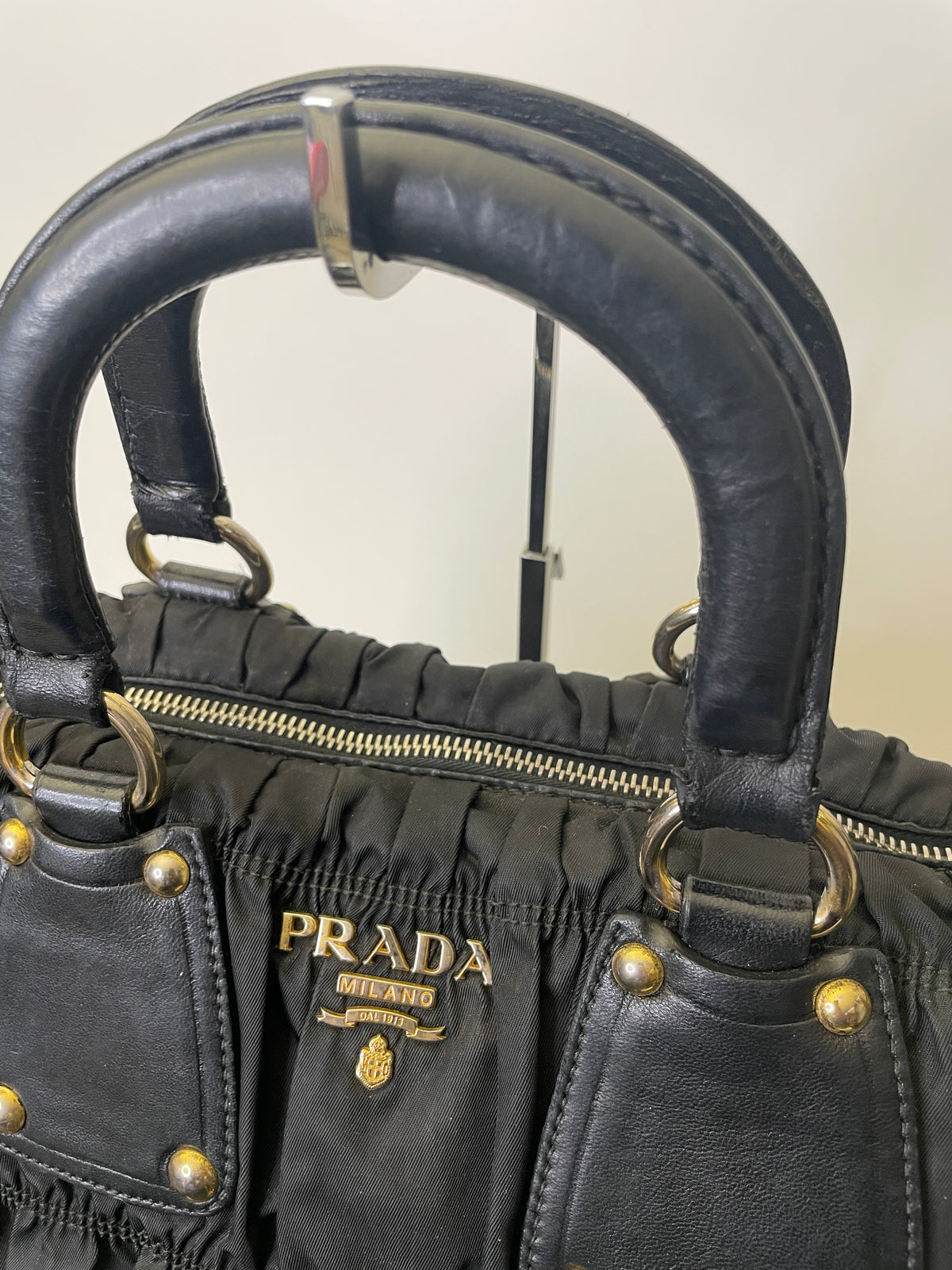 Prada - Shopper Goffrata in Nylon Nera con Manici Piccoli Rigidi