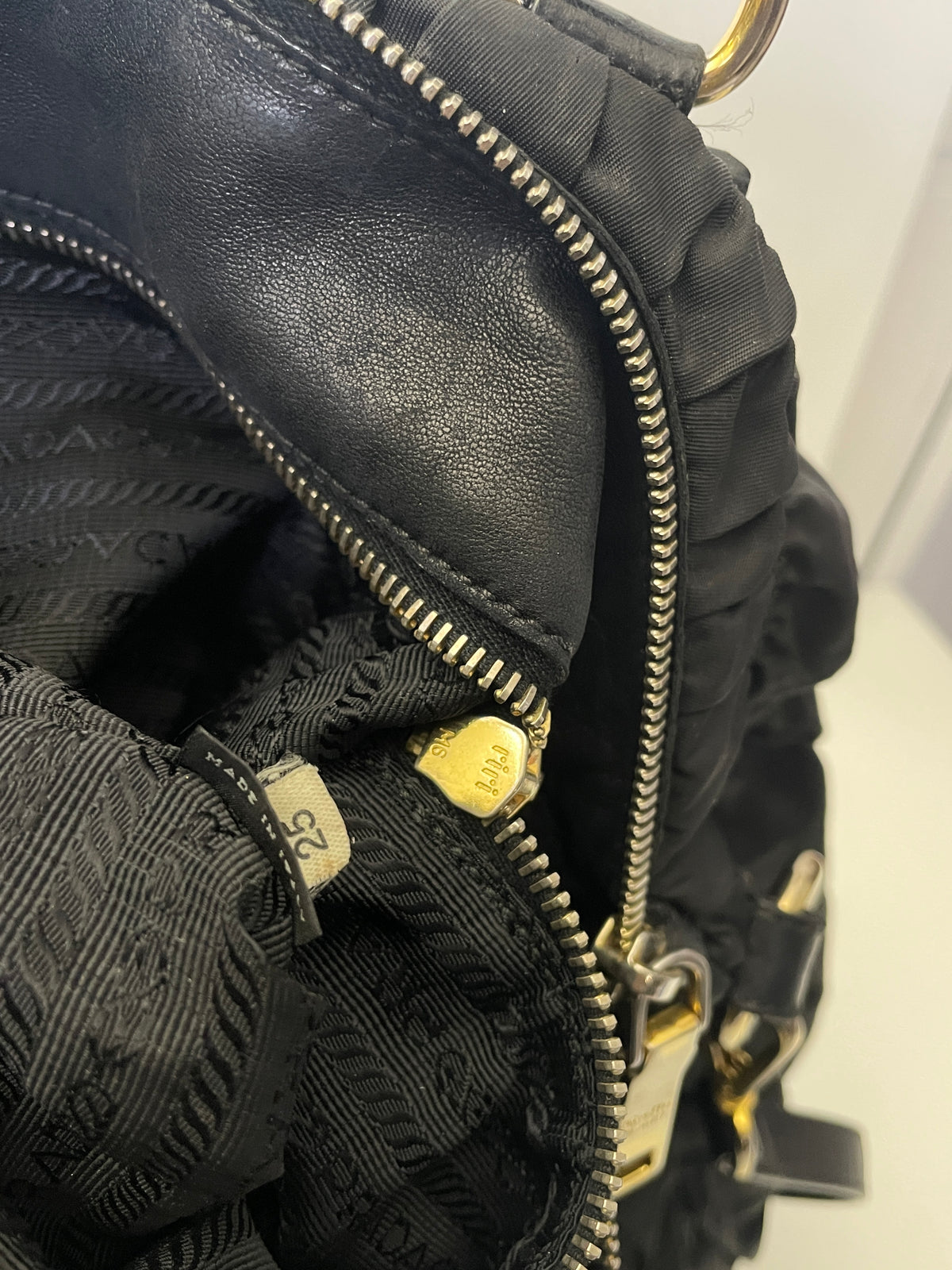 Prada - Shopper Goffrata in Nylon Nera con Manici Piccoli Rigidi