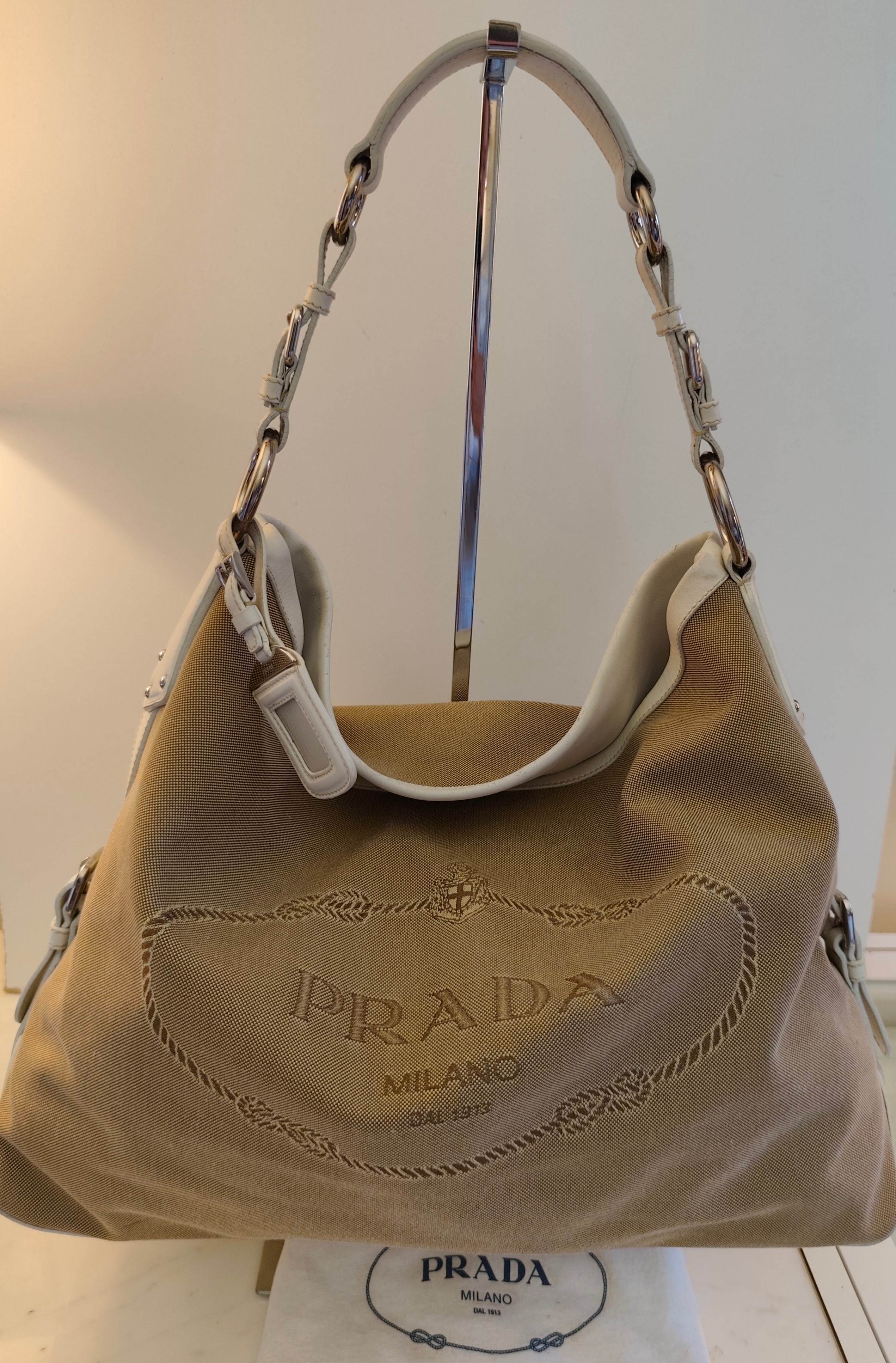 Prada – Borsa Hobo Shopper Logo Jacquard Tessuto Beige e Pelle Bianca